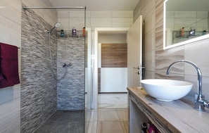House | Bathroom | Shower, hair dryer - Villa Lily - Private Pool, Lovely Garden (Vodnjan)