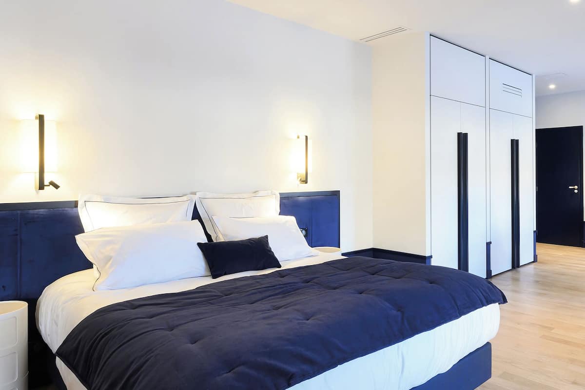 Suite familiar, cocina, vista al patio | 1 habitación, caja de seguridad en la habitación y insonorización