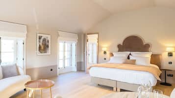 Suíte superior, 1 cama King, cozinha, vista para a cidade | 1 quarto, cofres nos quartos, quartos à prova de som
