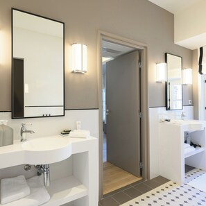 Suite familiar, cocina, vistas al patio | Baño | Zapatillas