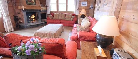 Televisor intel·ligent, llar de foc, reproductor de DVD i futbolí