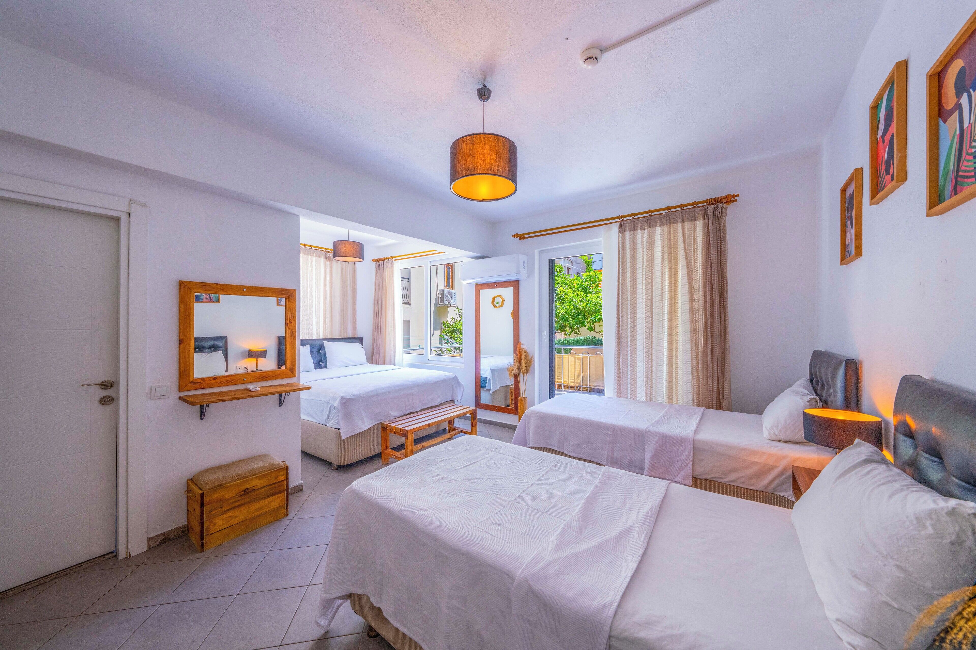 家庭四人房, 城市景观 | 高档床上用品、笔记本电脑工作区、熨斗/熨板、免费 WiFi