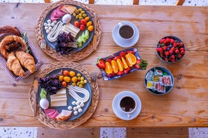 Una mesa de madera con diferentes alimentos y bebidas.
