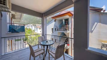 Deluxe-Zimmer, Mehrere Betten, Stadtblick | Terrasse/Patio