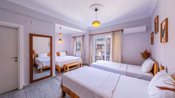 Neljän hengen perhehuone, kaupunkinäköala | Ylelliset vuodevaatteet, kannettavalle tietokoneelle sopiva työtila