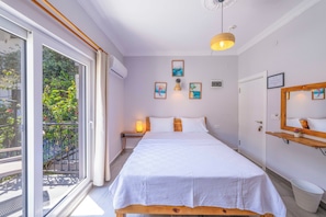 Habitación Deluxe, vista a la ciudad | Ropa de cama de alta calidad y espacio para trabajar con laptop 