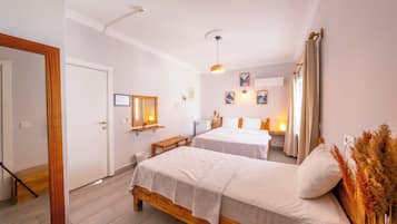 Ropa de cama de alta calidad y espacio para trabajar con laptop