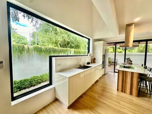 Réfrigérateur, micro-ondes, four, cafetière/bouilloire