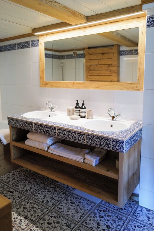 تجهيزات دش، مجففات شعر، مناشف، صابون