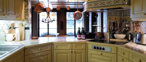 Microwave, oven, dishwasher, cookware/dishes/utensils