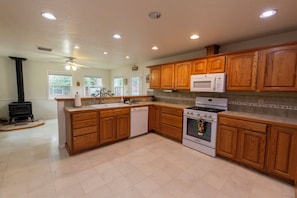 Refrigerador, microondas, horno, placa de cocina