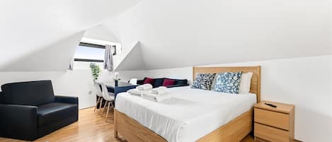 Iron/ironing board, Internet, bed sheets