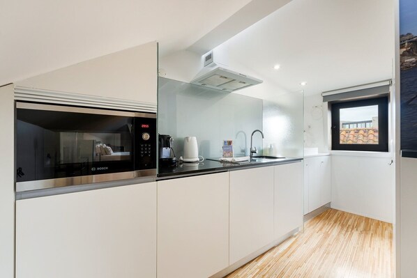 Fridge, microwave, dishwasher, coffee/tea maker