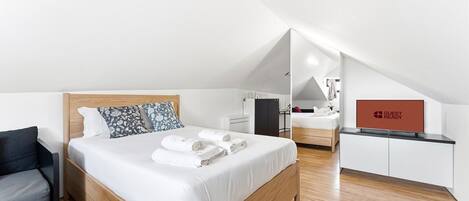 Iron/ironing board, Internet, bed sheets