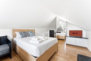 Tabla de planchar con plancha, acceso a internet y ropa de cama 