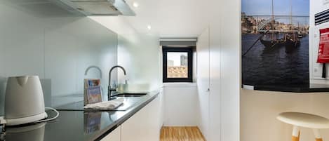 Fridge, microwave, dishwasher, coffee/tea maker