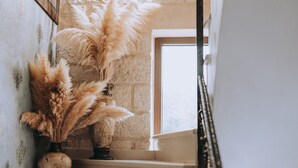 A staircase with a vase of pampas grass on the landing. - Luxury Villa Rodianna (Malevizi)