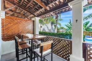 Dining room - Modern Split-Level 2-Bedroom Condo with Pools, Terrace & Easy Beach Access (Sardinal)