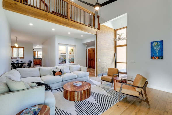 Smart TV, fireplace, video games, books - Skyline Pines & Mountain Retreat! Hot Tub/AC/Views! (Flagstaff)