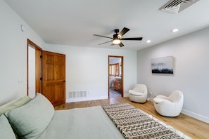 4 habitaciones, tabla de planchar con plancha y cuna de viaje