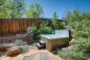 Outdoor spa tub - Spring Special! Skyline Pines & Mountain Retreat! Hot Tub/AC/Views! (Flagstaff)