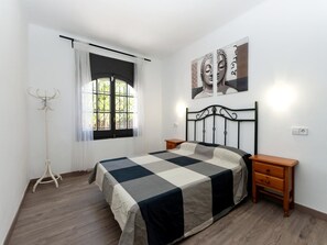 3 bedrooms, iron/ironing board - House in Roses Near Aqua Brava Water Park (Roses)