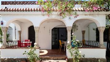 House | Tempat makan luar