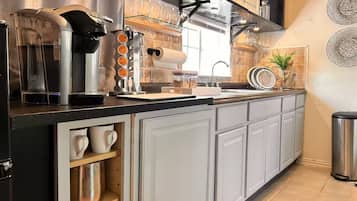 Geladeira, micro-ondas, fogão, torradeira