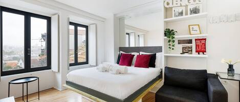 Tabla de planchar con plancha, internet y ropa de cama