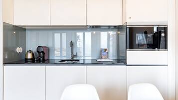 Réfrigérateur, micro-ondes, lave-vaisselle, cafetiÚre/bouilloire