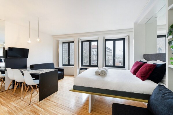 Tabla de planchar con plancha, internet y ropa de cama 