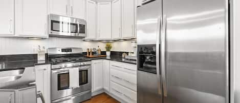 Køleskab, mikrobølgeovn, ovn, kogeplade