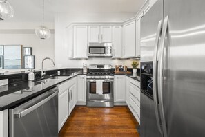 Een koelkast, een magnetron, een oven, een kookplaat