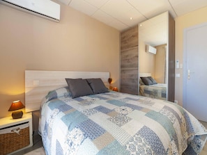 2 bedrooms - Apartment in Roses With Sea Views & Pool (Roses)