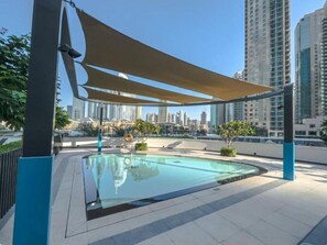 2 hồ bơi ngoài trời 