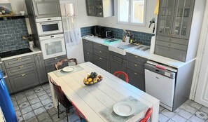 Kühlschrank, Mikrowelle, Ofen, Geschirrspüler