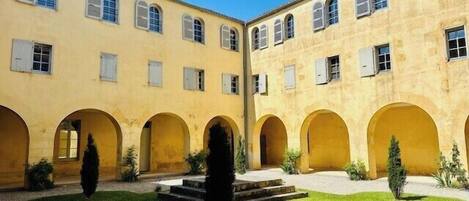 المنشأة من الخارج