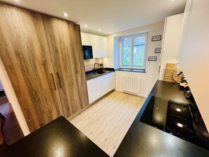 Een koelkast, een microgolfoven, een oven, een vaatwasser