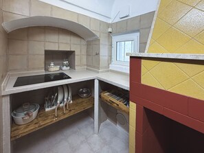 Kühlschrank, Mikrowelle, Herdplatte, Wasserkocher mit Kaffee-/Teezubehör