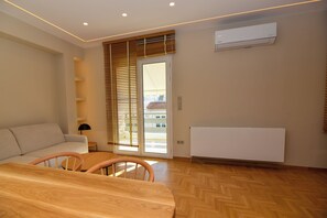Living area - Athens top floor stylish 2 min walk to metro Panepistimio (Athina)