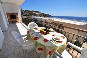 Outdoor dining - Beautiful Apartment in Roses With Views (Roses)
