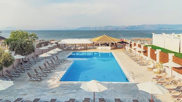 AuĂenpool (je nach Saison geöffnet), Sonnenschirme, LiegestĂŒhle