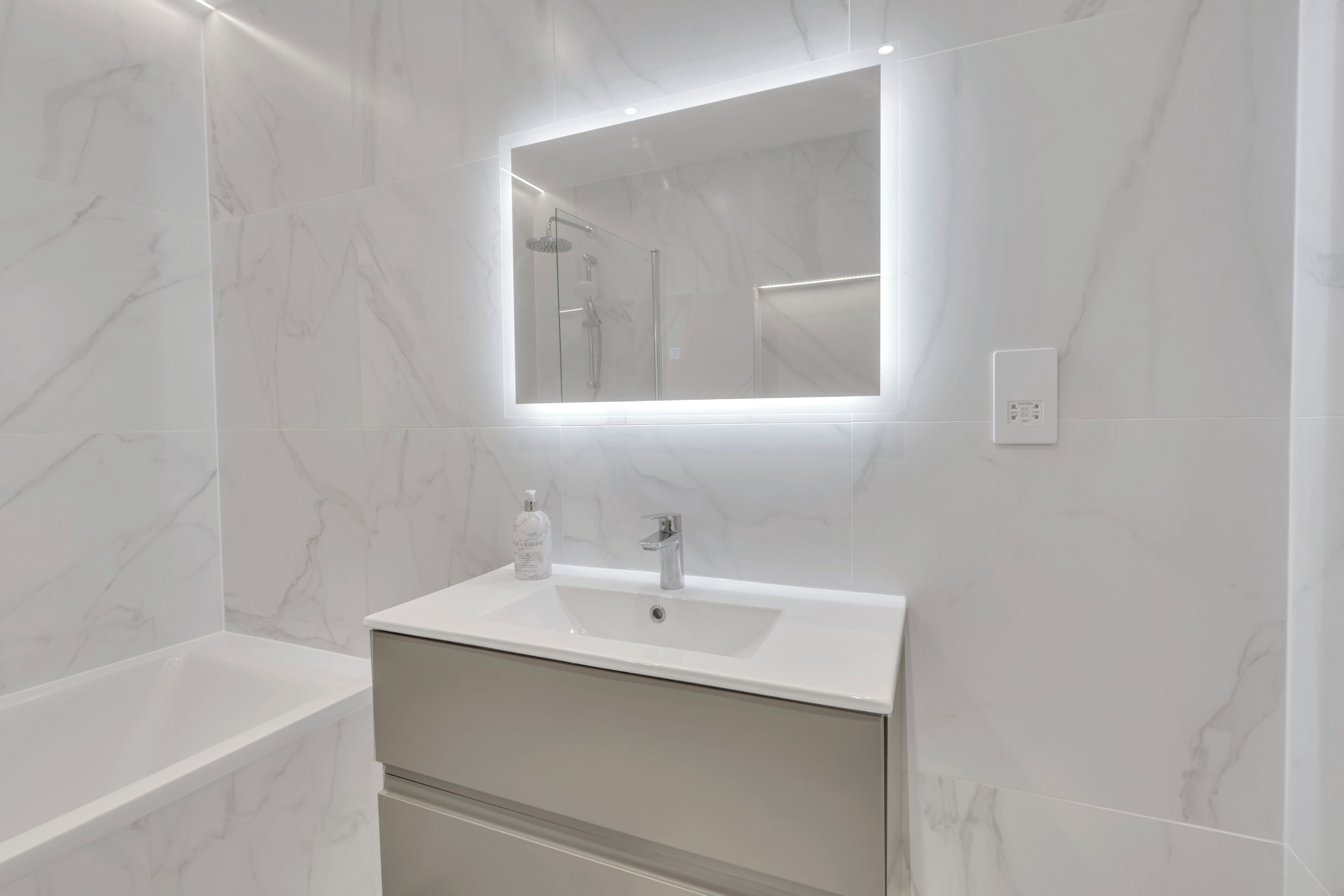 Chuveiro, secador de cabelo, toalhas de banho, sabonete