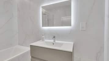 Chuveiro, secador de cabelo, toalhas de banho, sabonete