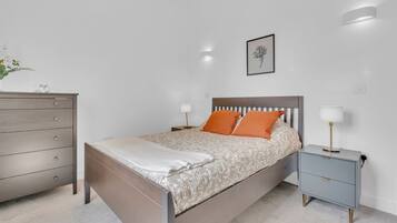 2 bedrooms, iron/ironing board, free WiFi, bed sheets