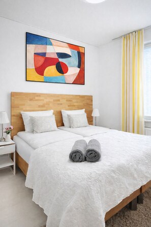 1 bedroom, iron/ironing board, travel crib, WiFi - Vibrant Helsinki Stay - 5 Min to Design District (Helsinki)