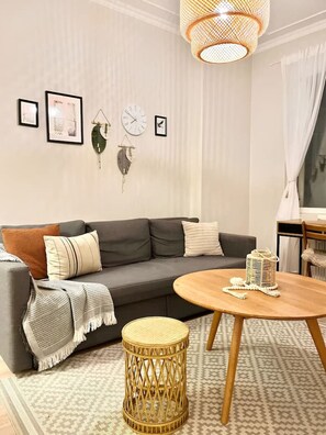 TV - Modern Boho Charm in Kallio - Walk to City Center (Helsinki)