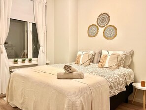 1 bedroom, desk, iron/ironing board, travel cot - Modern Boho Charm in Kallio - Walk to City Center (Helsinki)