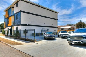 Un edificio moderno de varios pisos con estacionamiento.