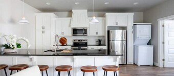 H4/H6 Spacious & Urban Modern Condo - 2 units!